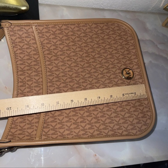NWT Woman's Handbags / Michael Kors/ Luisa/ Large/North South/ Messenger/Peanut - Picture 8 of 13